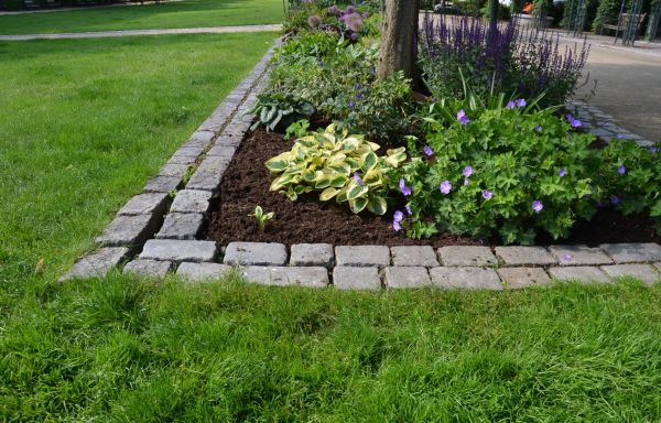 Flower Bed Mulching in Sun City